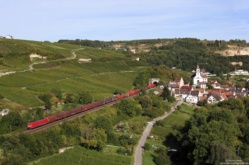 Vom „Isteiner Klotz“ hat man einen prima Blick auf den Ort Istein und die Strecke. Auch nachdem die Strecke teilweise hinter Schallschutzwänden „versteckt“ wurde, finden sich noch einige schöne Fotostellen. Hier fährt eine Lok der Baureihe 185 mit einem gemischten Güterzug gen Norden. 6.9.2011
