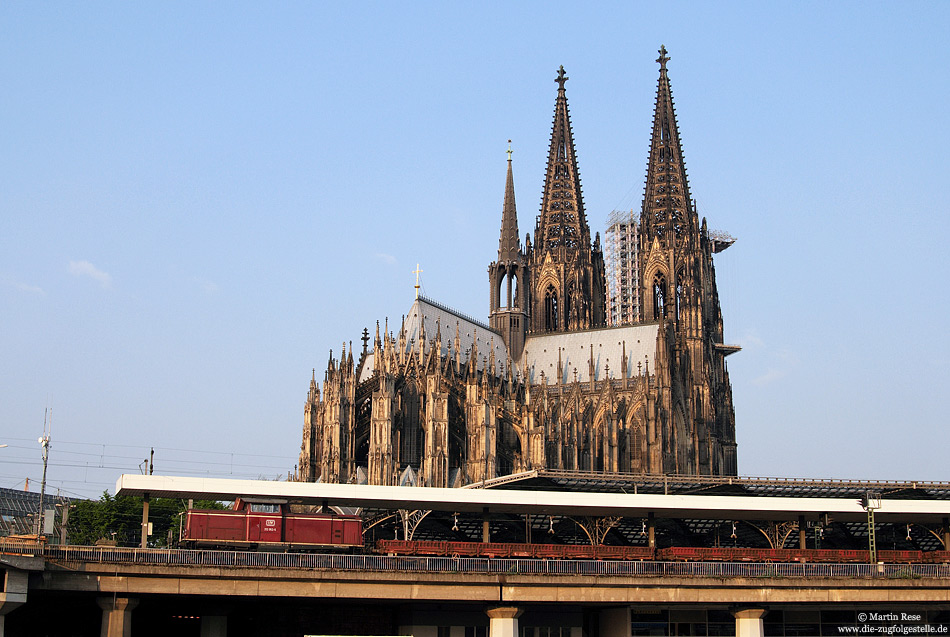 An den Ostertagen fanden auf der S-Bahnstrecke in Köln Hbf Bauarbeiten statt. Zum Einsatz kam hier u.a. die 212 052 der efw und so bot sich am 22.4.2011 die Möglichkeit auf diesen Gleisen etwas anderes als S-Bahnen zu fotografieren. 