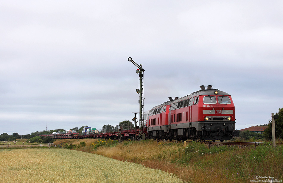 Für die Bespannung der Autozüge zwischen dem Festland und der Insel Sylt hat DB-Autozug 30 Lokomotiven der Baureihe 218 im Bestand. Mit einem Syltshuttle nach Niebüll passieren die 218 344 und 218 380 das Einfahrsignal von Keitum. 4.7.2011
