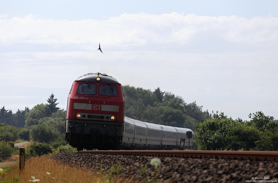 Zu den Aufgaben der Autozug-218 gehört auch die Bespannung der Fernverkehrszüge im hohen Norden. Mit dem IC2073 nach Dresden verlassen die 218 366 und 484 die Insel Sylt. 8.7.2011