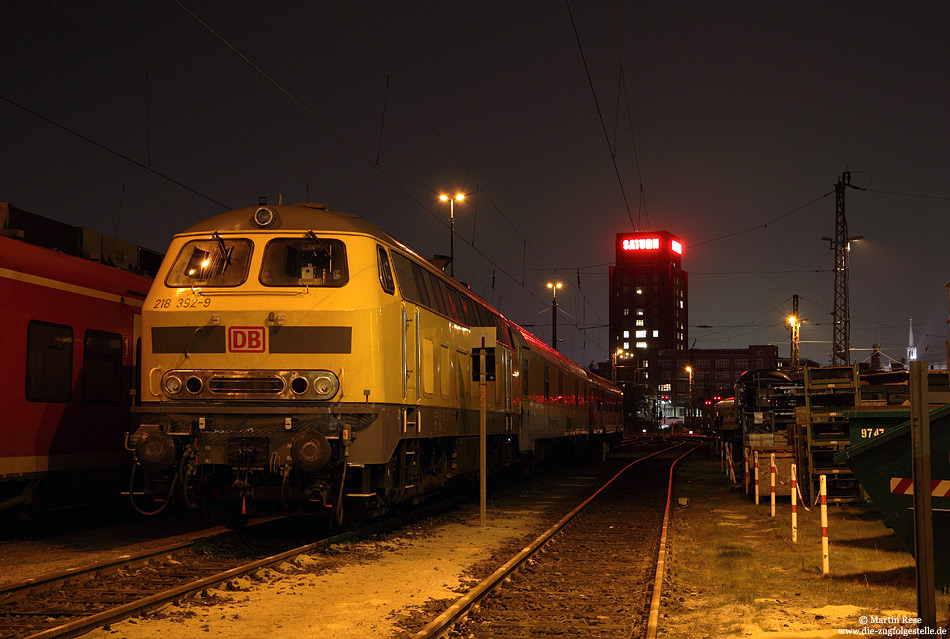 Am Abend des 2.11.2011 begegnete mir in Köln Bbf die 218 392 von DB-Fahrwegdienste, in einer Lackierungsvariante, die ich bis dato noch nicht kannte … 