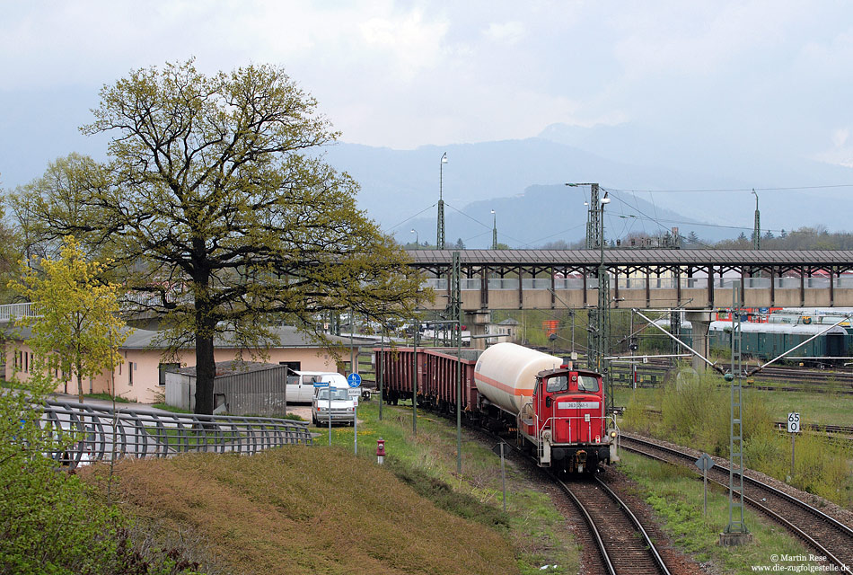 Die Oldies der V60 sind noch immer nicht aus dem Betriebsdienst wegzudenken! Am 15.4.2011 rangierte die jüngste DB-V60, die 363 241 (Baujahr 1964) in Freilassing.