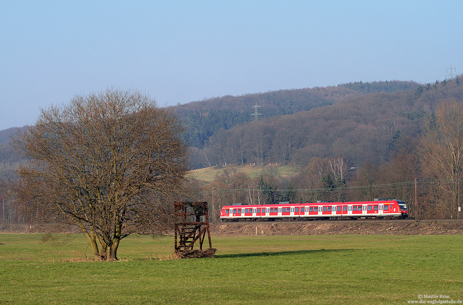 Umfangreiche Rodungsarbeiten zwischen Witten und Wetter lassen Fotomotive zum Vorschein kommen, die man schon seit vielen Jahren nicht mehr umsetzten konnte. Hier habe ich am 2.3.2011 die S5 nach Hagen in Szene gesetzt.