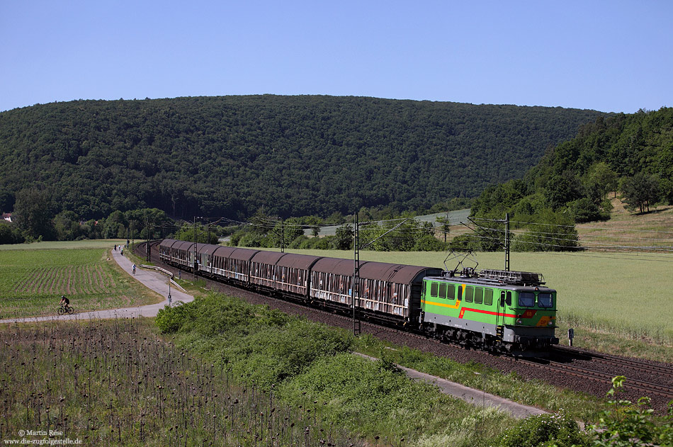 Zwischen Würzburg und Gemünden herrscht, neben dem Nahverkehr auch dichter Güterverkehr, bei dem auch viele „Private“ vertreten sind. Mit dem Henkelzug aus Langenfeld fährt die DP68 zwischen Wernfeld und Karlstadt nach Gunzenhausen. 25.5.2011
