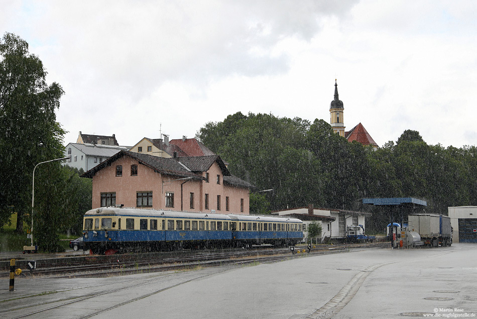In den Sommermonaten findet auf der Regentalbahn-Strecke Gotteszell – Viechtach ein Ausflugsverkehr statt. Der planmäßige Reisezugverkehr auf dieser landschaftlich sehr schönen Strecke wurde bereits im April 1991 eingestellt. Im strömenden Regen wartet der VT07 am 20.6.2011 in Viechtach auf die Rückfahrt nach Gotteszell.