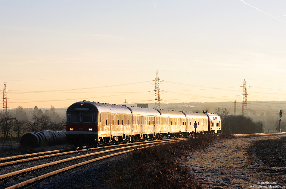 Die ersten Sonnenstrahlen des 9.2.2011 nutzte ich für eine Streiflichtaufnahme der RB11616 nahe Meckenheim. Zug- oder besser gesagt Schublok war die 218 139.