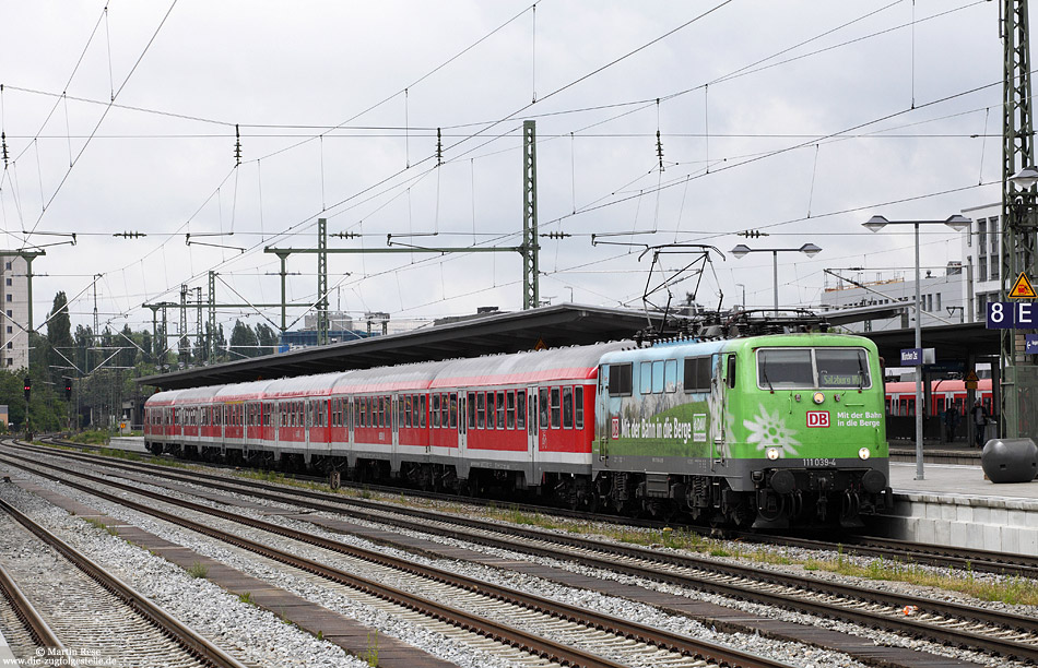 Am 16.5.2012 war ich in München unterwegs. Auf dem Programm standen u.a. die Werbelokomotiven der Baureihe 111. Unter dem Motto „Mit der Bahn in die Berge“ wirbt der Deutsch Alpenverein auf der 111 039, fotografiert in München Ost.