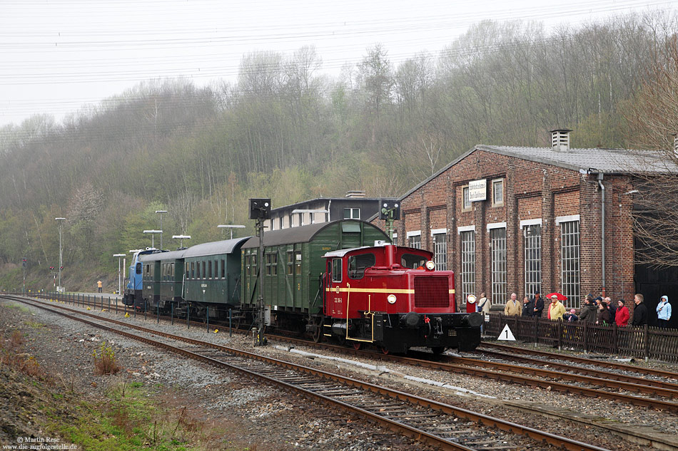 Mit dem Pendelzug zum S-Bahnhaltepunkt Bochum Dahlhausen verlässt die 332 306 den Bahnsteig im Museum.