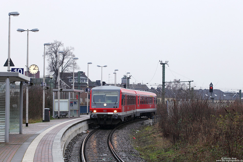 Nach wie vor dominiert der 628 das Bild im „Kongo“ (Strecke Horrem – Grevenbroich – Neuss). Am verregneten 20.12.2012 steht der 628 501 als RB11488 nach Bedburg abfahrbereit in Gleis 10 in Horrem.
