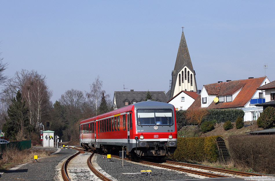 Die DB-Tochter „Kurhessenbahn“ setzt auf ihrem etwa 200 km langen Netz Triebwagen der Baureihe 628.2 und 646 ein. Aus Frankenberg kommend erreicht der 628 227 als RB23111 den Bahnhof Wetter (Hess). 15.3.2012