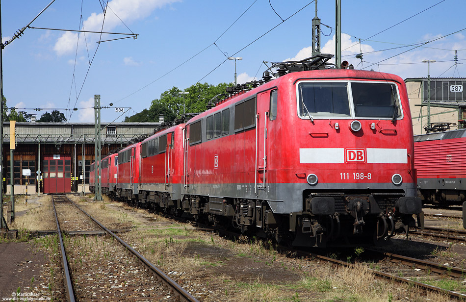 Abgestellt im Bh Stuttgart Rosenstein warten die Braunschweiger 111 198, 189, 110, 073 und 140 auf ihr weiteres Schicksal… (24.7.2014)