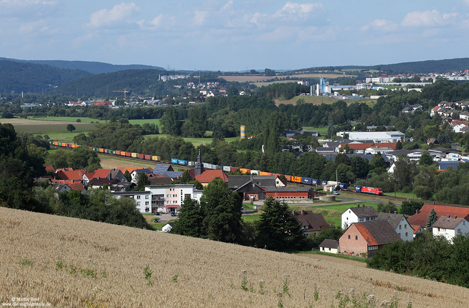 An gleicher Stelle fährt die 152 128 mit einem Containerzug gen Süden.