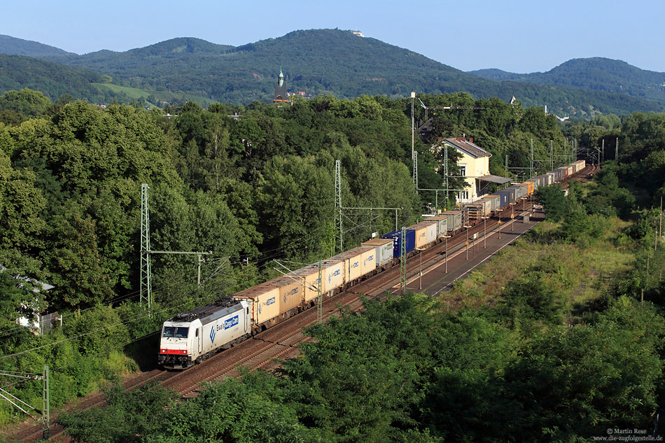 Hoch hinauf ging es am 17.7.2014! Vom Parkhaus in Bonn Oberkassel hat man einen prima Blick auf den Bahnhof und das Siebengebirge. Hier fährt die 185 581 der CROSS-Rail mit dem DGS41666 (Novara Boschetto – Genk) gen Norden.

