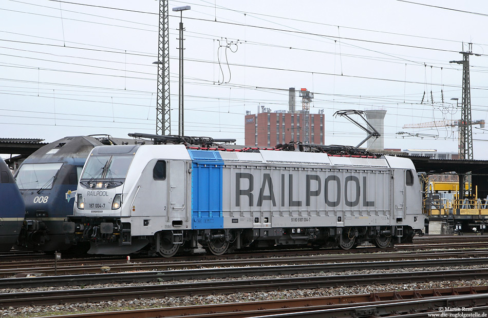Mit der aus dem Hause Bombardier stammenden Baureihe 187 gibt es wieder ein neues Gesicht auf Deutschlands Gleisen. Neben der Einrichtung für Wechselstrom 15KV/16,7Hz und 25KV/50Hz besitzt die Lok einen 180KW-Dieslmotor um auch Streckenabschnitte ohne Oberleitung befahren zu können. Am 29.11.2014 habe ich die noch nicht abgenommene 187 004 in Basel Bad Bf fotografiert.