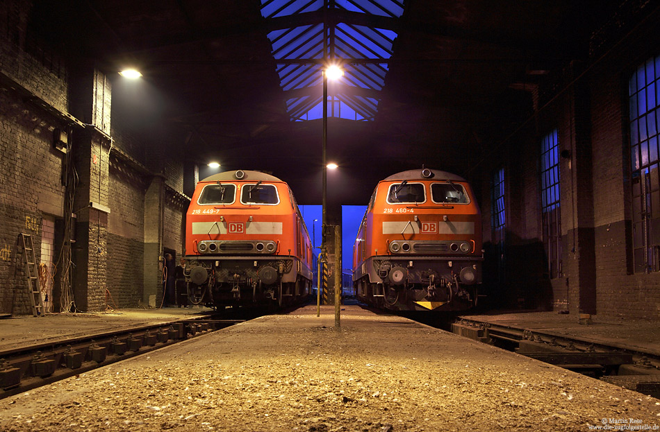 Neben der 111 003 des vzehl befinden sich in der Euskirchener Halle auch noch zwei Lokomotiven der Baureihe 218 von DB-Regio. Die 218 449 wartet mit Fristablauf auf einen Käufer und die 218 460 dient hier als Schneepfluglok. Die Aufnahme zeigt wie sehr die Halle mit Taubenkot verschmutzt ist…