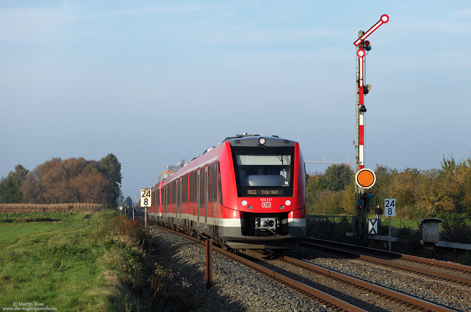 Wenn schon Voreifel, dann darf das südliche Einfahrsignal von Derkum natürlich nicht fehlen! Hier habe ich den 620 537 und 622 006, unterwegs als RE11427 nach Trier Hbf, auf den Chip gebannt. 26.10.2014