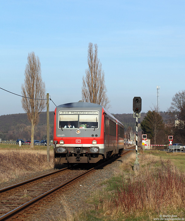 Ab Mittag ist auf der Erfttalbahn nur noch ein Solo-628 unterwegs. Bei Arloff passiert der 628 671 als RB11644 ein mit Propangasleuchte ausgerüstetes Bü-Signal.