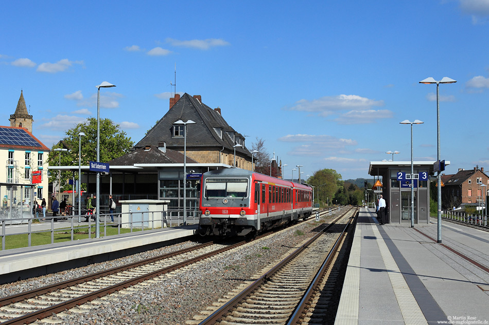 Neben den Kaiserslauterner 628 kommen auf der Nahetalbahn auch die zweimotorigen 628/629 zum Einsatz. Aus Mainz kommend erreicht die aus dem 629 004/628 904 gebildete RB13628 den erst kürzlich modernisierten Bahnhof Bad Sobernheim. 16.4.2014