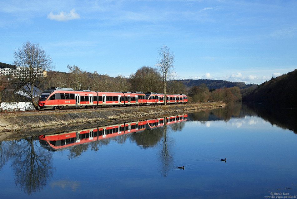 Am Stausee Ohl-Grünscheid bei Loope wurde die Strecke einige Meter frei geschnitten, so dass man die RB25 wieder in Szene setzten kann. Am 4.3.2014 habe ich hier die aus dem 644 003 und 644 030 gebildete RB11541 (Meinerzhagen – Köln Hansaring) fotografiert.