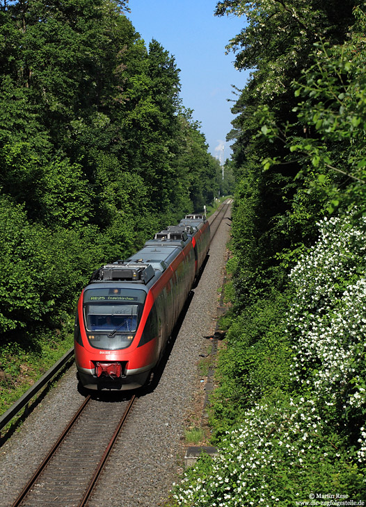Nach wie vor verkehren auf der RB25 Deutzerfelder 644. Da einige der Triebwagen zwischenzeitlich zur Hauptuntersuchung anstehen, kam es im Mai zu Fahrzeugengpässen, so dass hier einige Züge nur einteilig verkehrten. Am Vormittag des 19.5.2014 fährt der 644 009 und 061 als RB11528 nach Engelskirchen.