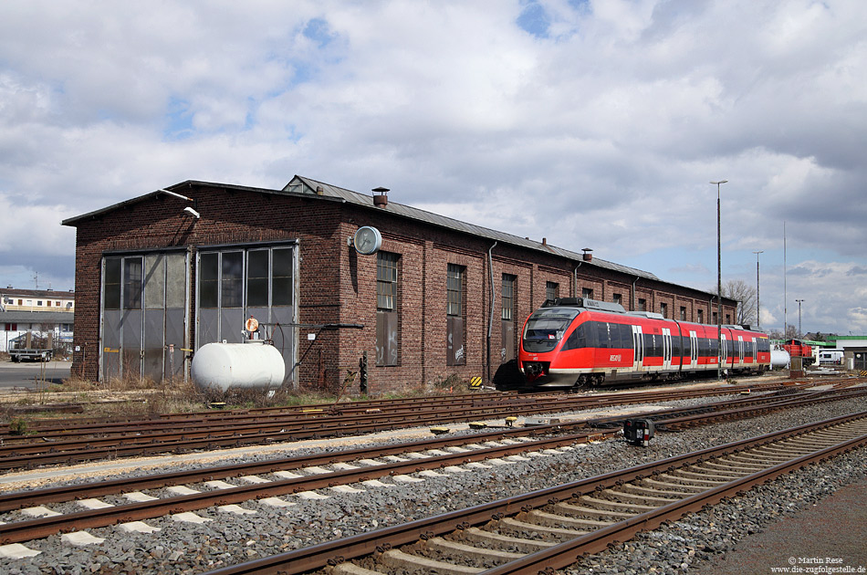 Da das Wetter am 11.1.2014 nicht für Außenaufnahmen geeignet war, greife ich auf ein älteres Foto zurück. Die Aufnahme vom 13.4.2013 zeigt die Gleisseite der Halle mit dem dort abgestellten 644 043.