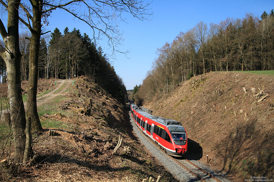 Das schon fast sommerliche Wetter des 28.3.2014 nutzte ich für ein paar Fotos entlang dem wiedereröffneten Streckenabschnitt Marienheide – Meinerzhagen. Nahe Güntenbecke fährt eine dreiteilige 644-Garnitur als RB11526 seinem Ziel Meinerzhagen entgegen.