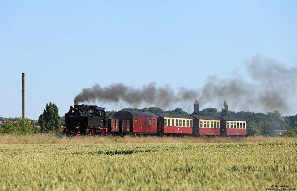 An gleicher Stelle fährt der mit der 99 6001 bespannte HSB8963 auf der umgespurten Strecke nach Alexisbad. 4.7.2014