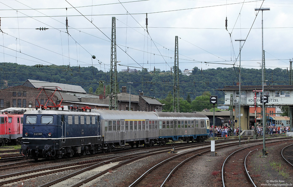 In diesem Jahr gab es anstatt der traditionellen Fahrzeugparade eine Zugparade. Auch die E41 001 war mit dabei - stilecht mit einem aus zwei Silberlingen gebildeten Wendezug! 14.6.2014