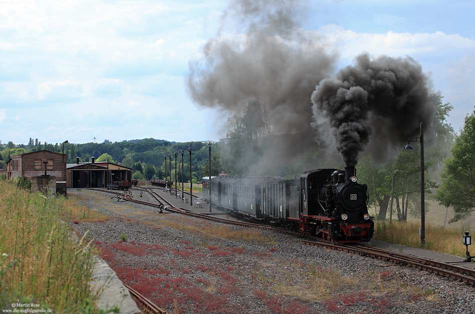 Das Mansfelder Land war einst von einem dichten 750mm Schmalspurnetz überzogen. Insgesamt waren 13 Schächte und sechs Hüttenwerke mit einem etwa 50 km langen Gleisnetz verbunden. Im Jahr 1990 endete auf den Gleisen der Mansfelder Bergwerksbahnen der reguläre Güterverkehr. Auf der verbliebenen Strecke von Klostermansfeld nach Hettstedt Kupferkammerhütte finden regelmäßig Sonderfahrten statt. Beim Verlassen des Bahnhofs Hettstett Kupferkammerhütte macht die Lok 20 (LKM Babelsberg 15417, 1951) mächtig Dampf. 5.7.2014

