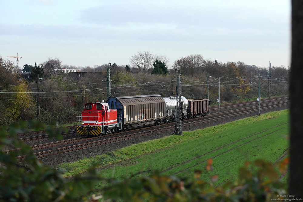An gleicher Stelle fuhr mir kurz darauf die Lok 80 „Max“ der Bahnen der Stadt Monheim mit einem kurzen Güterzug vor die Linse.