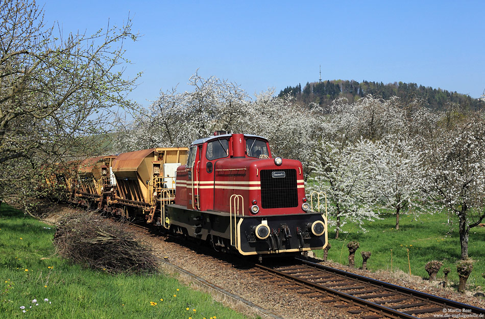 Im Güterverkehr kommt nach wie vor die V70.01 (Gemeinder, 1959) zum Einsatz. Hauptkunde ist ein Schotterwerk bei Ottenhöfen West. Bei Kappelrodeck fährt die V70.01 mit vier leeren Schotterwagen gen Ottenhöfen. 2.4.2014