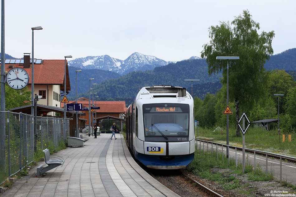 Ein einwöchiger Urlaub führte mich in das Bayrische Oberland. Leider zeigte sich die Sonne nur selten, so dass nur wenige Eisenbahnfotos entstanden. Am Endbahnhof Lenggries steht der VT106 der BOB zur Abfahrt nach München Hbf. 6.5.2014