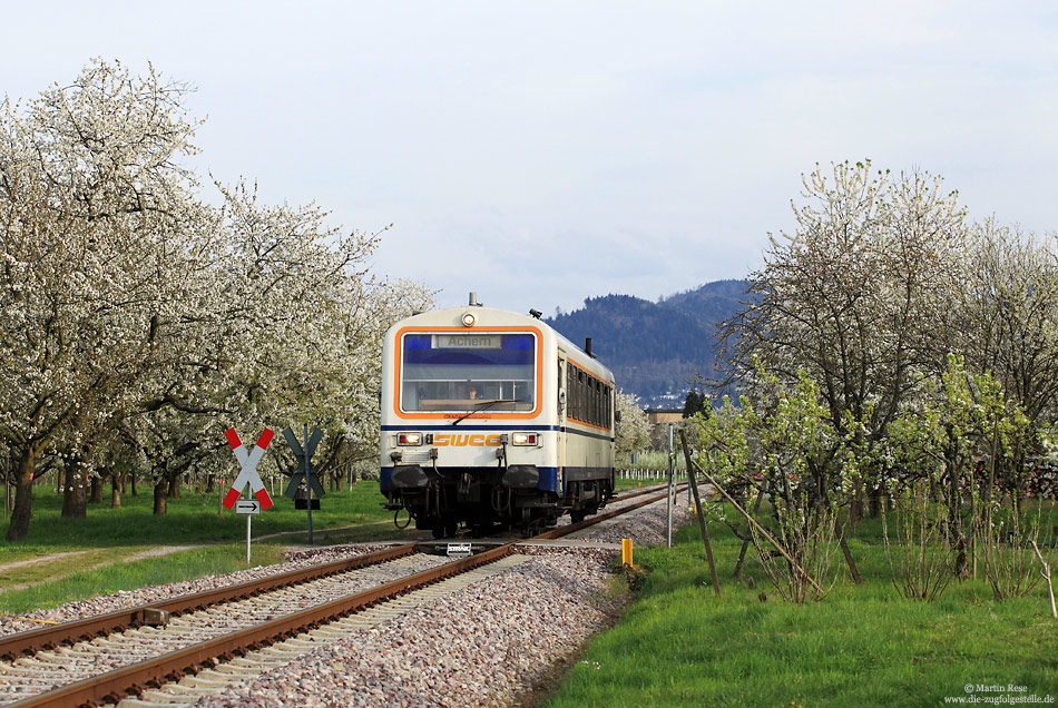 Anfang April stand mal wieder ein Besuch der Achertalbahn (Achern – Ottenhöfen) auf dem Programm. Unter der Woche wird der Reisezugverkehr auf dieser zehn Kilometer langen Stichbahn mit einem NE81-Triebwagen abgewickelt. Am 2.4.2014 rollt der VT125 als SWE 71729 (Ottenhöfen – Achern) dem nächsten Halt Achern Stadt entgegen.

