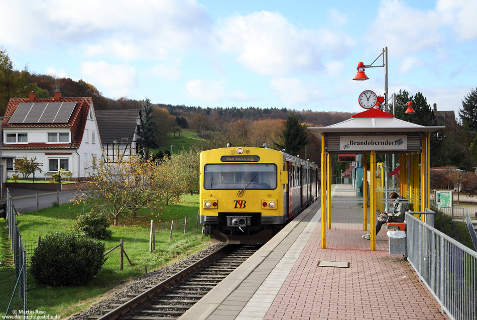 Unter der Federführung der HLB wurde der 1985 eingestellte Abschnitt Gräfenwiesbach und Brandoberndorf im September 1999 reaktiviert. Am Endpunkt Brandoberndorf steht der VT2E21 abfahrbereit nach Bad Homburg, 8.11.2014