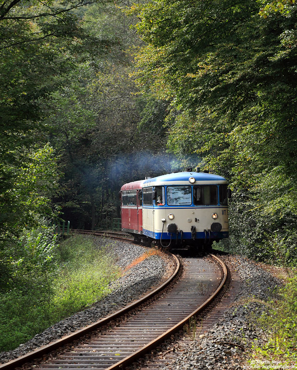 Kurz hinter dem Haltepunkt Kasbach Brauerei Steffens knattert der VT57 und der 798 760 nach Kalenborn hinauf. Zwischen Linz und Kalenborn wird ein Höhenunterschied von 300m überwunden.