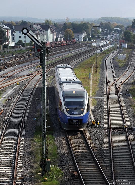 Der Nahverkehr auf der Sennebahn wird nach wie vor von der Nord-West-Bahn betrieben. Zum Einsatz kommen zwei- und dreiteilige Triebwagen vom Typ TALENT. Am Nachmittag des 2.10.2014 verlässt der VT643 327 als NWB75434 (Paderborn Hbf – Brackwede) den Bahnhof Paderborn Nord.