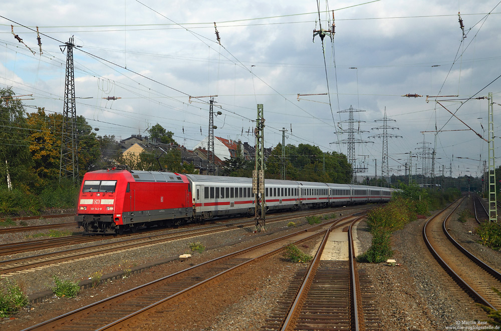 Wie schon im Vorwort erwähnt gab es am 4.10.2015 ein Brand im Stellwerk in Mülheim Styrum. Folgedessen musste der gesamte Verkehr über Gelsenkirchen - Oberhausen umgeleitet werden. So auch der IC2311 (Westerland – Stuttgart), fotografiert in Gelsenkirchen Hbf.

