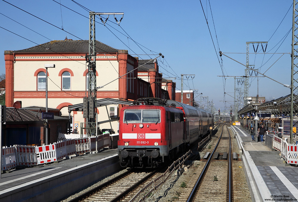 In Leer werden derzeit die Bahnsteige modernisiert. Am 8.3.2015 habe ich hier die 111 092 mit dem RE26227 nach Münster fotografiert. Im Dezember dieses Jahres enden die 111-Einsätze auf der Emslandstrecke.