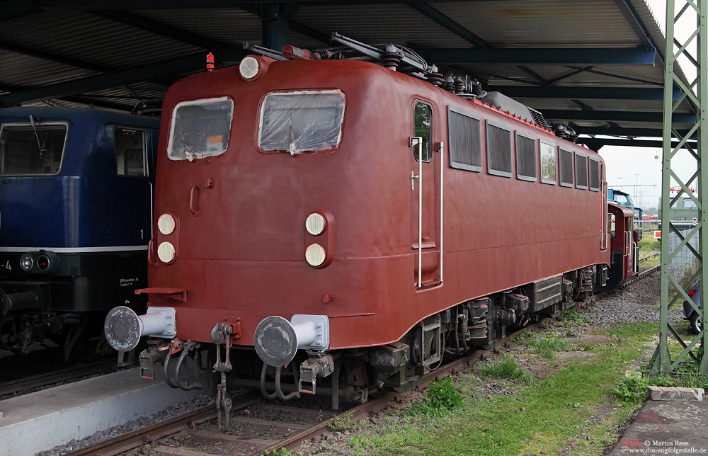 Wie schon im Vorwort berichtet befindet sich die 115 152 derzeit in äußerlicher Aufarbeitung. Die Aufnahme vom 10.8.2015 zeigt die 115 152 in einem ungewöhnlichen Design.