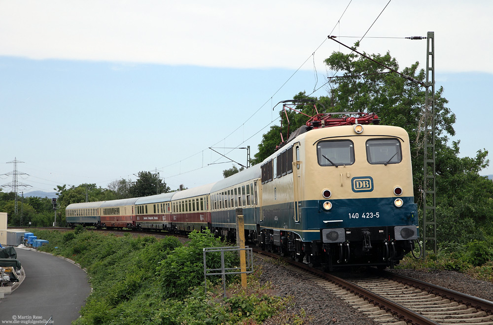 Am 8.6.2015 ging es mal wieder im Auftrag von DB-Museum auf Tour. Zwischen Frankfurt Griesheim und Frankfurt Niederrat nutzte ich die Gunst der Stunde für ein Foto. Die Fuhre ging von Frankfurt Griesheim über Aschaffenburg nach Darmstadt Kranichstein…