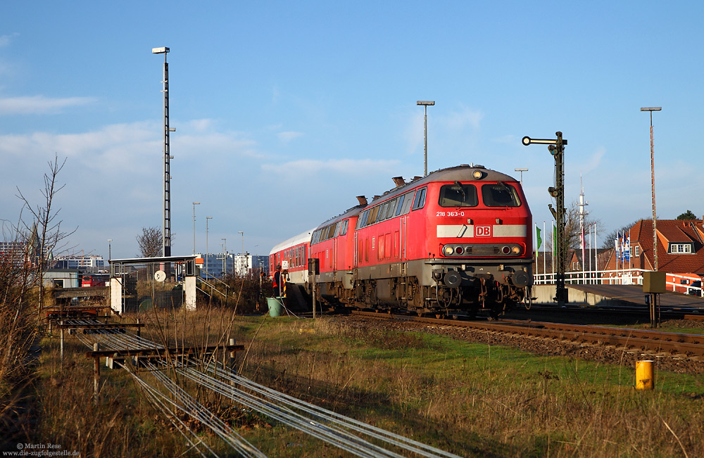 In den nächsten Monaten gibt es auf der „Zugfolgestelle“ Einiges aus dem hohen Norden zu sehen. Den Anfang macht die 218 363, die zusammen mit einer Schwesterlok den AS1429 in Westerland bespannt hat, um diesen über den Hindenburgdamm nach Niebüll zu fahren. 8.12.2015