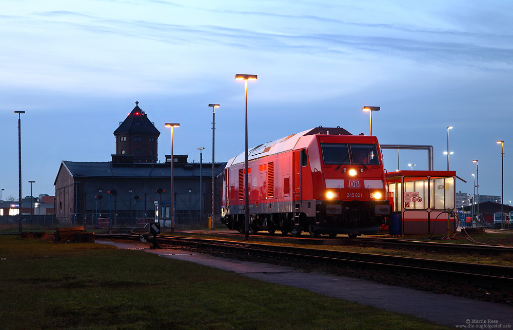 In absehbarer Zeit soll die 218 auf dem Sylt-Shuttle von der neuen Baureihe 245 abgelöst werden. Derzeit sind mit der 245 021 und 245 022 zwei Lokomotiven im Bestand. Da allerdings nur wenige Lokführer auf dieser Baureihe ausgebildet sind, kommen die Loks noch recht selten zum Einsatz! Am Abend des 8.12.2015 konnte ich die 245 021 an der Tankstelle in Westerland antreffen.