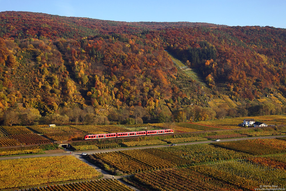 Als RB11121 (Ahrbrück – Bonn) fährt der 620 012 bei Dernau durch das herbstliche Ahrtal. 2.11.2015