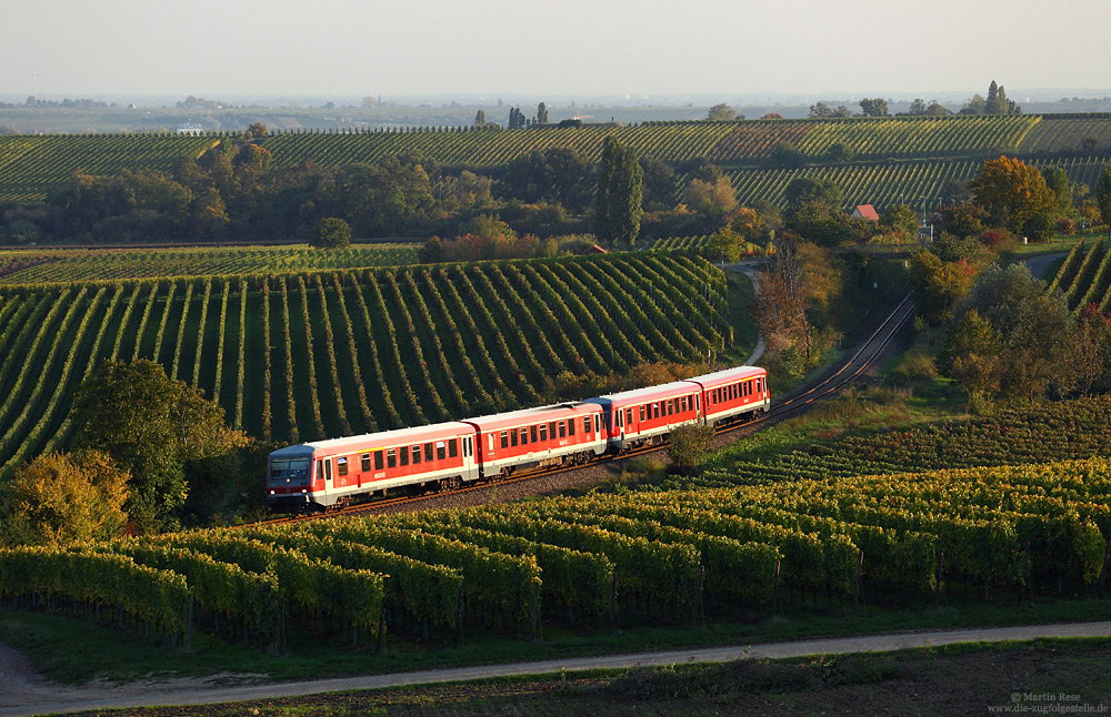 Rund um Herxheim finden sich unzählige Fotomotive. Im letzten Licht des 11.10.2015 fährt der 628 463 zusammen mit dem 628 315 als RB13784 nach Grünstadt.