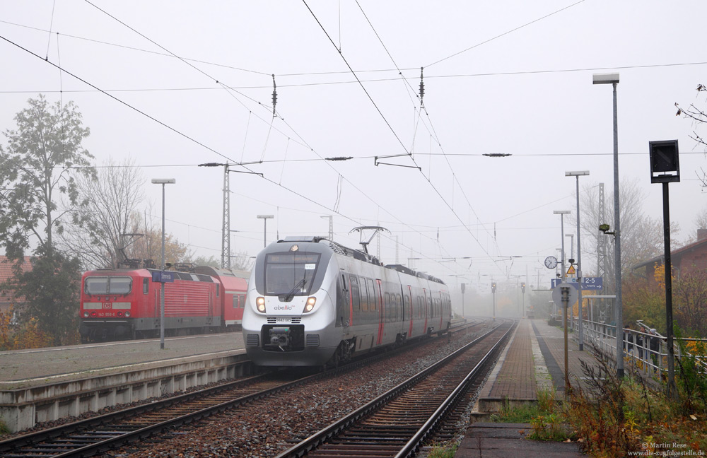 Ab 13.12.2015 übernimmt die ABELLIO-Rail den Großteil des Nahverkehrs auf den Strecken Halle – Kassel und Sangerhausen – Erfurt. Schon Wochen vor dem offiziellen Start verkehren Triebwagen der ABELLIO im Auftrag von DB-Regio zwischen Erfurt und Sangerhausen. Unterwegs als RB16384 verlässt der 9442 605 den Bahnhof Sömmerda. 28.10.2015