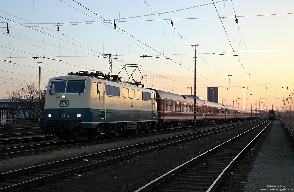 Am 19.12.2016 ging es mit der 111 001 des DB-Museums mal wieder auf große Fahrt: Die Aufnahme zeigt den „111-Erstling“ mit dem Lr91340 aus Trier in Münster Hbf.