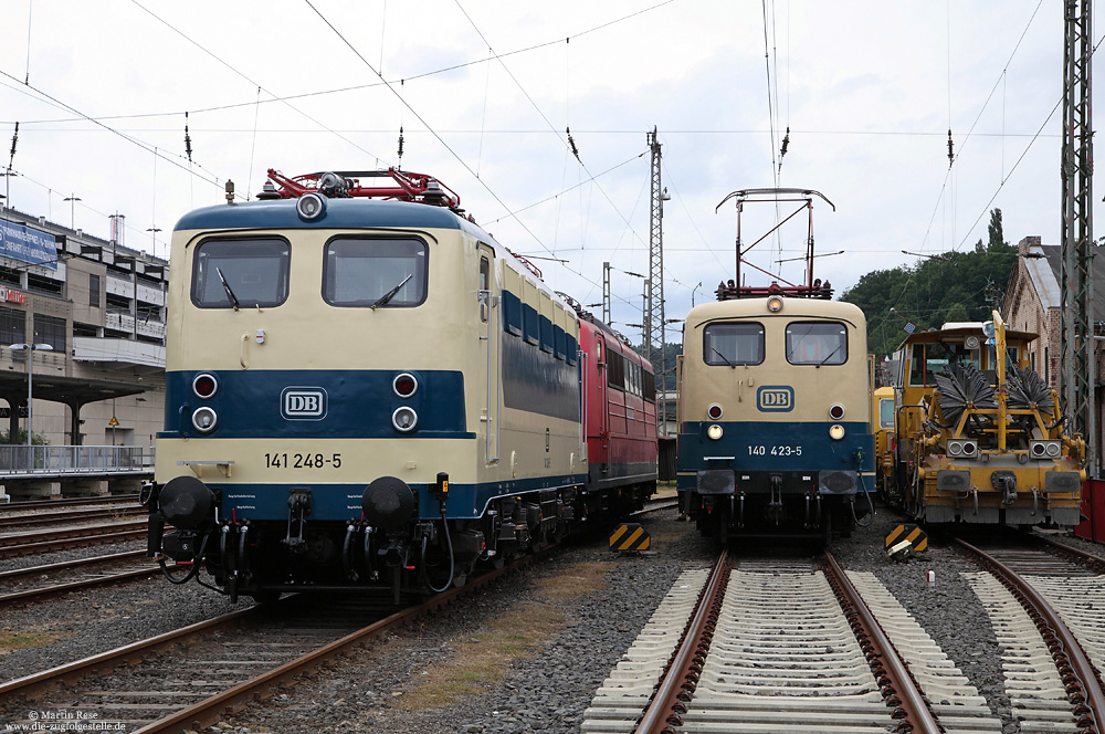 Nach dem Gastspiel beim Sommerfest im DB-Museum Koblenz Lützel wurde die 141 248 am 11.7.2016 wieder nach Siegen überführt. Mit dabei war die 151 121 des DB-Museums, die in Siegen ein wenig „aufgehübscht“ wird….