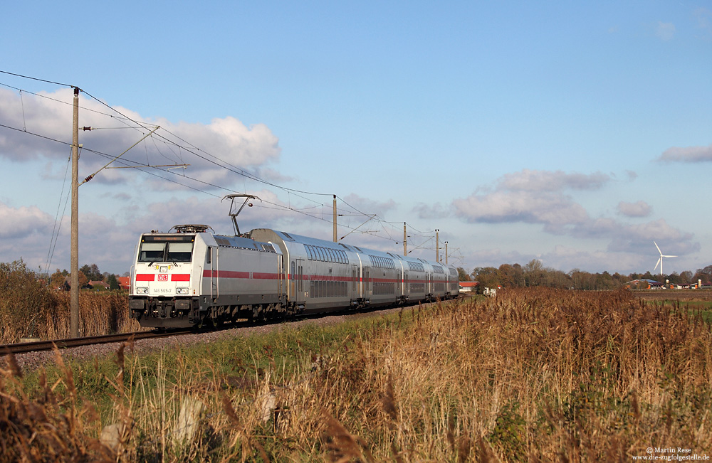 … kommen im Fernverkehr 5-Wagen-Züge zum Einsatz. Zwischen Engerhafe und Abelitz hat die 146 565 den IC2205 (Norddeich Mole – Koblenz) am Haken, 11.11.2016. Zwischen Norddeich und Koblenz werden ab dem Fahrplanwechsel wieder herkömmliche InterCity eingesetzt.