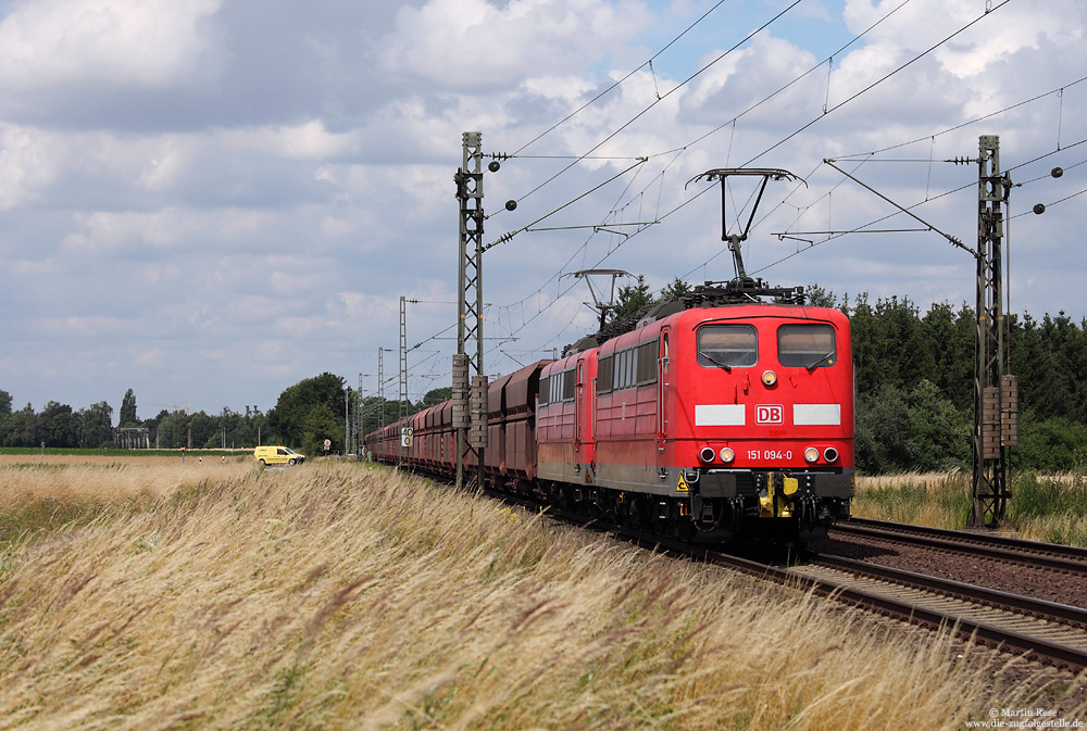 Aus Hamburg Hansaport kommend haben die 151 094 und 151 106 mit dem „Erzbomber“ GM60205 bei Woltorf ihr Ziel Beddingen fast erreicht. Der Erzpendel ist das letzte Einsatzgebiet der 151 mit automatischer Mittelpufferkupplung. 12.7.2016

