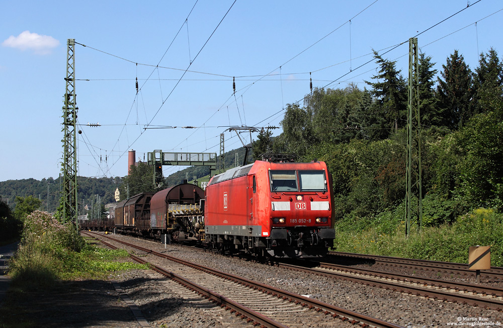 „Tote Hose“ auf der rechten Rheinstrecke! So könnte man den 17.8.2016 beschreiben. Wo sonst der Verkehr rollt, fuhren an diesem Tag nur eine Handvoll Güterzüge – dafür hörte man stets den Verkehr auf der linken Rheinstrecke fahren… Mit dem EZ51424 (Gremberg – Saarbrücken Rbf) passiert die 185 052 den Bahnhof Bad Hönningen.